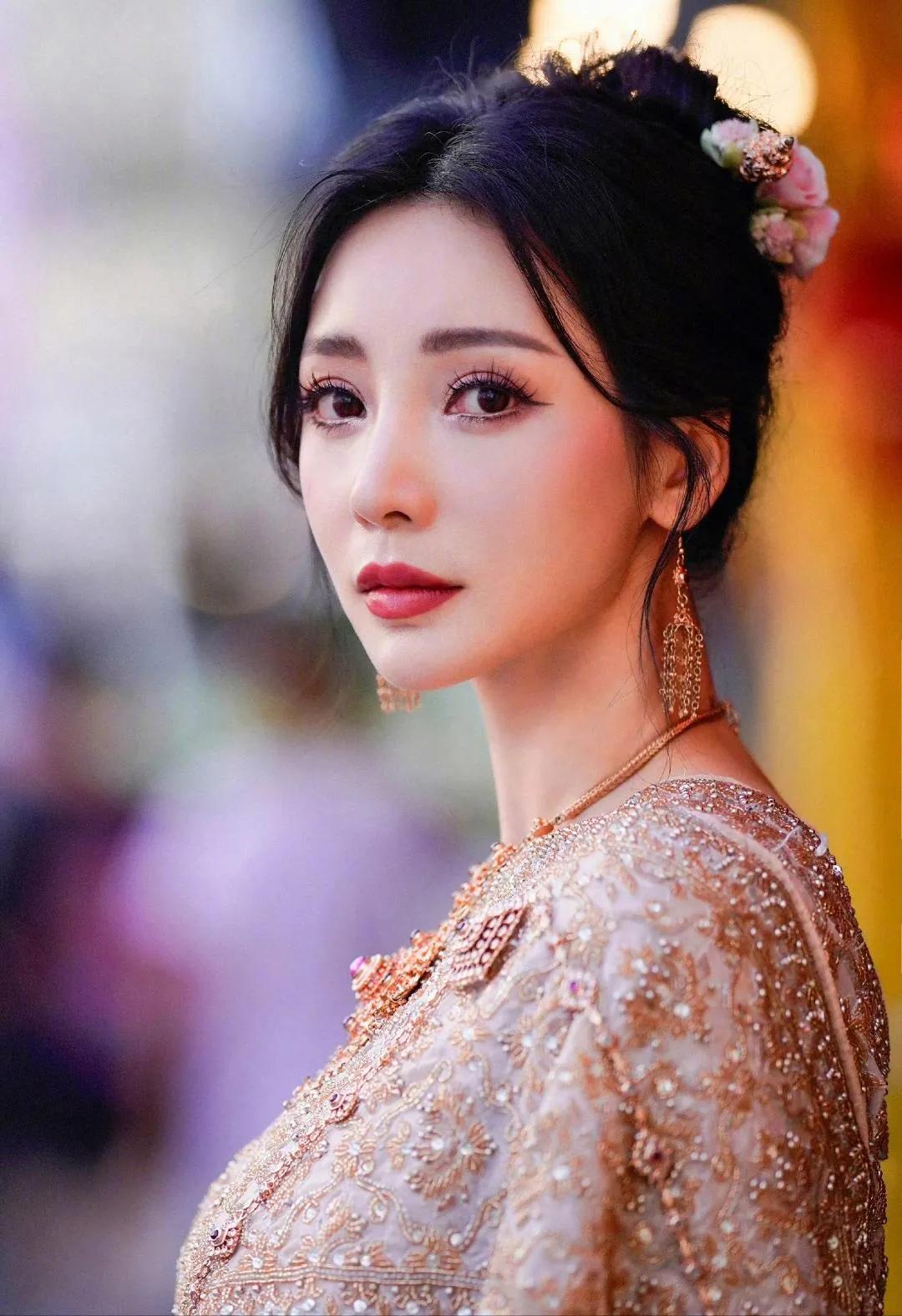 柳岩泰式妆容完美展现了她的明艳气质，一颦一笑都散发迷人的魅力！