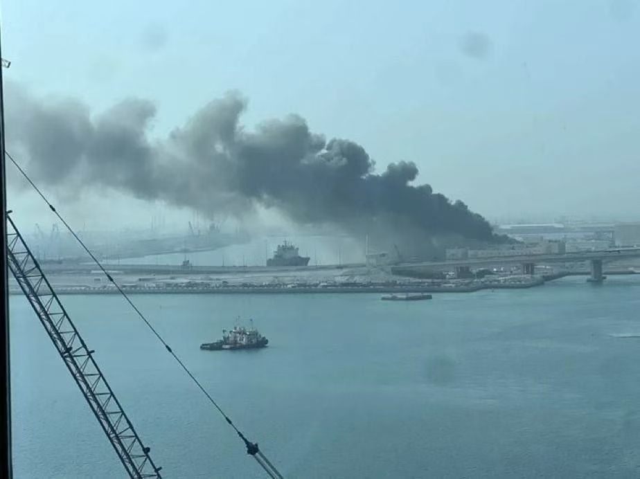 昨天伊朗还攻击了法国驻阿联酋军事基地，浓烟滚滚就是从基地内冒出来的。坐标:24.