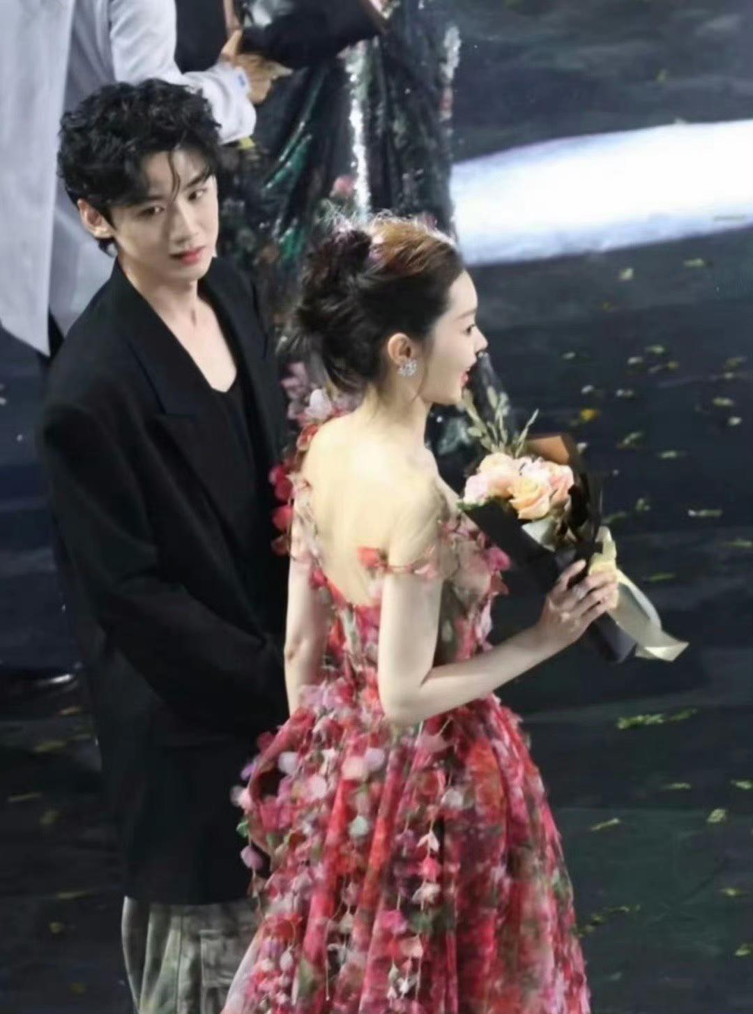 没想到吧！在白敬亭告黑名单中其中有一个就是宋轶的粉丝，这未免也太不顾及女友了吧，