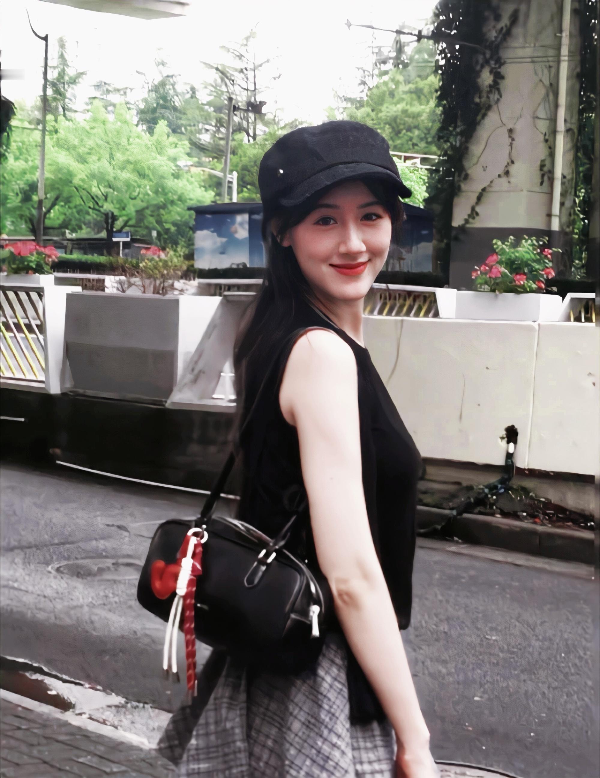 袁冰妍[超话][兔子]袁冰妍 [兔子]每个人都有爱美的权利，所以我爱你。​​​