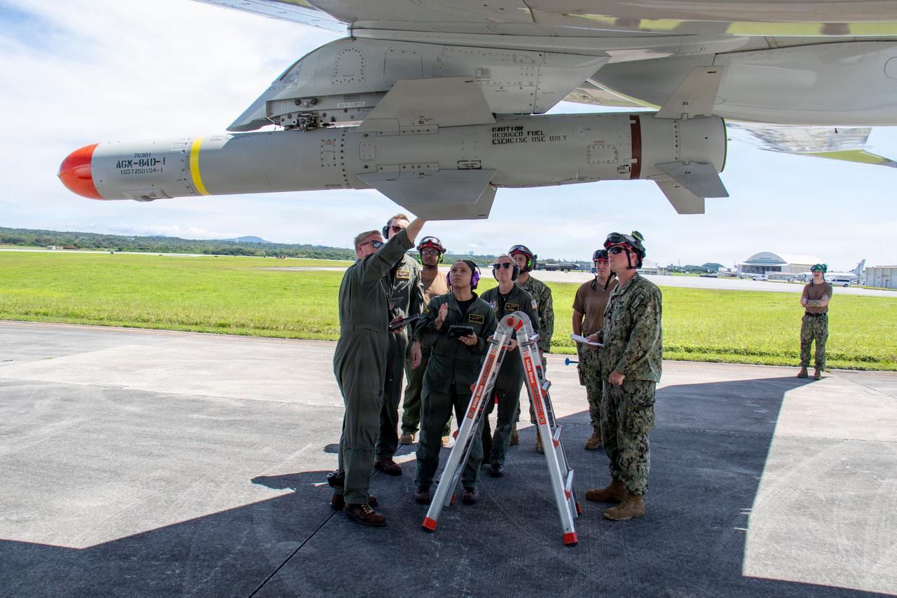 一枚“货真价实”的 Harpoon（鱼叉）导弹。一枚 AGM-84D 挂载在来自