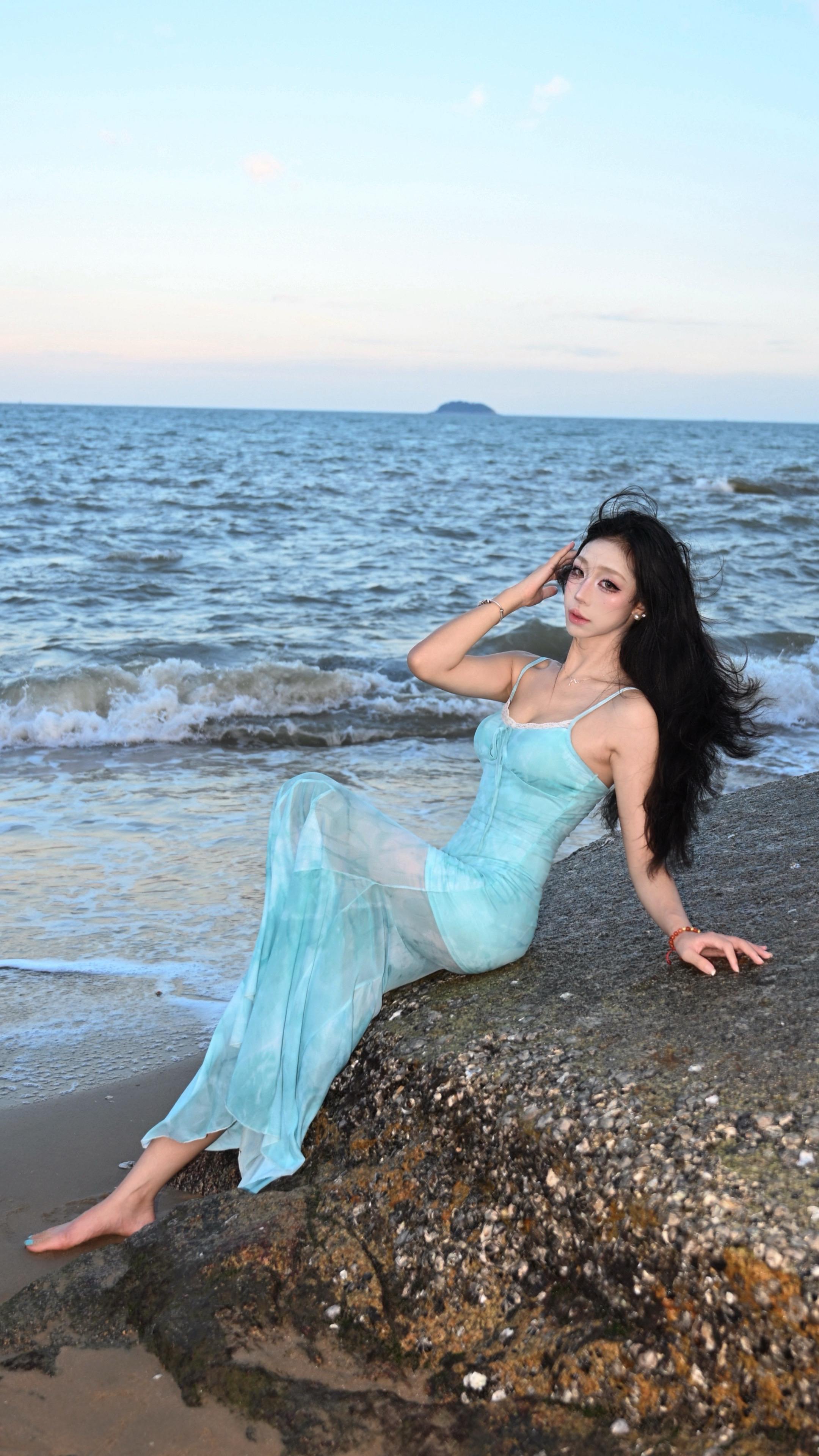 Small in front of the sea 人应该多呆在没有天花板的地方