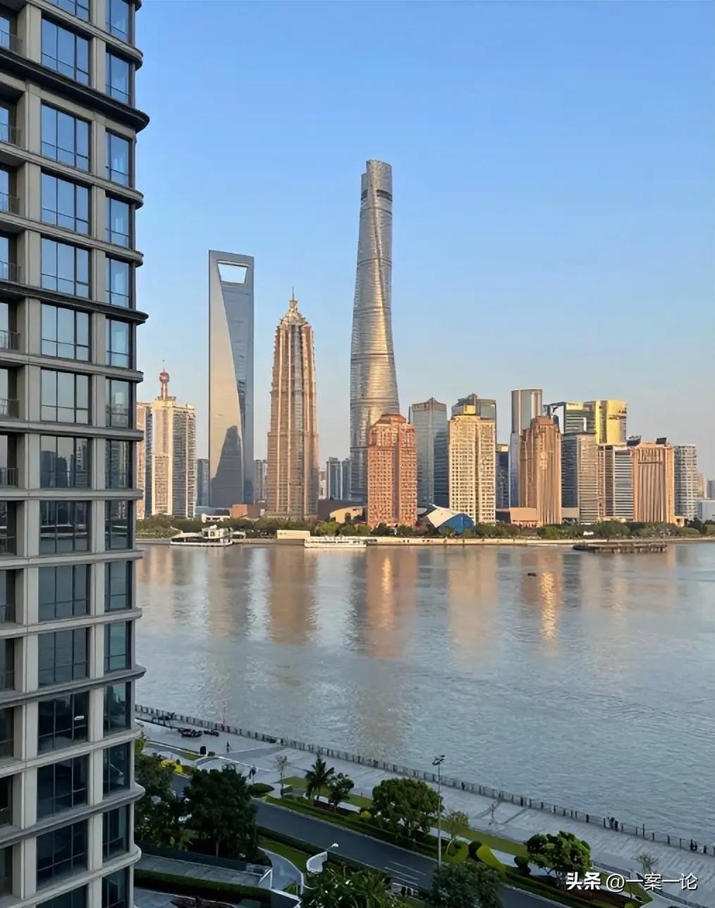 冲上热搜！上海发布全国首个工商业用地续期专项政策。文件规定，40年商办公寓这类非