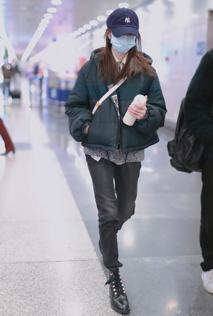 刘浩存扫楼自带老干部保温杯如今女明星养生意识格外超前，刘浩存扫楼直播全程捧着保温