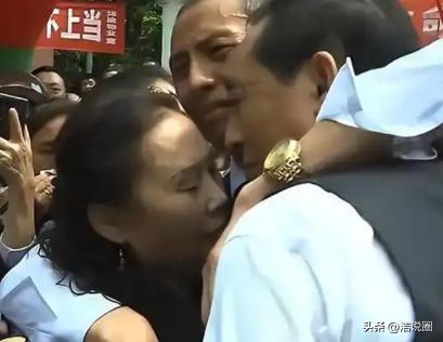 全网破防！富豪家两岁儿子不慎被拐，32年后找到，竟在农村卖菜为生，父母心如刀割，