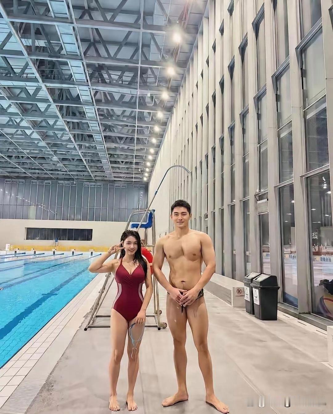 这对俊男靓女的身材，可以说是人形标本了，感觉没有比这更完美的身材了！