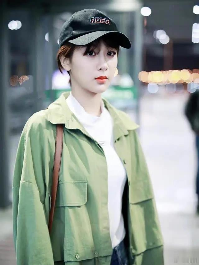 杨紫造型师水准有点高，搭配的很时尚了，可以加鸡腿啦 ​​​