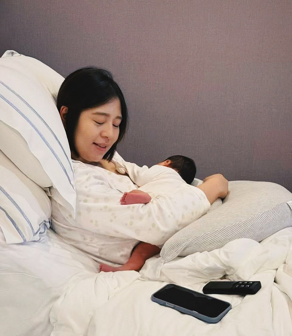 今日，刘品言平安产下爱女，正式升级为幸福妈妈！夫妻二人先后在社交媒体分享喜讯，字