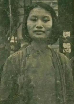 1950年，丁佑君被土匪轮番欺辱一整夜。随后，敌人又扒光她的衣服，给她灌辣椒水、