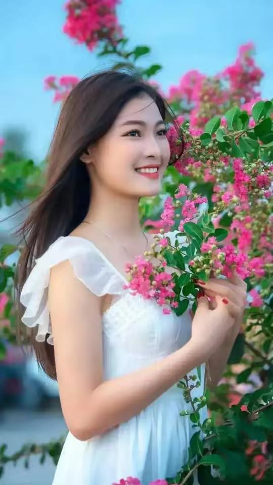 微头条
上联：羞无好句描春景
下联：绝有佳词写秋实
这个下联“绝有佳词写秋实”与