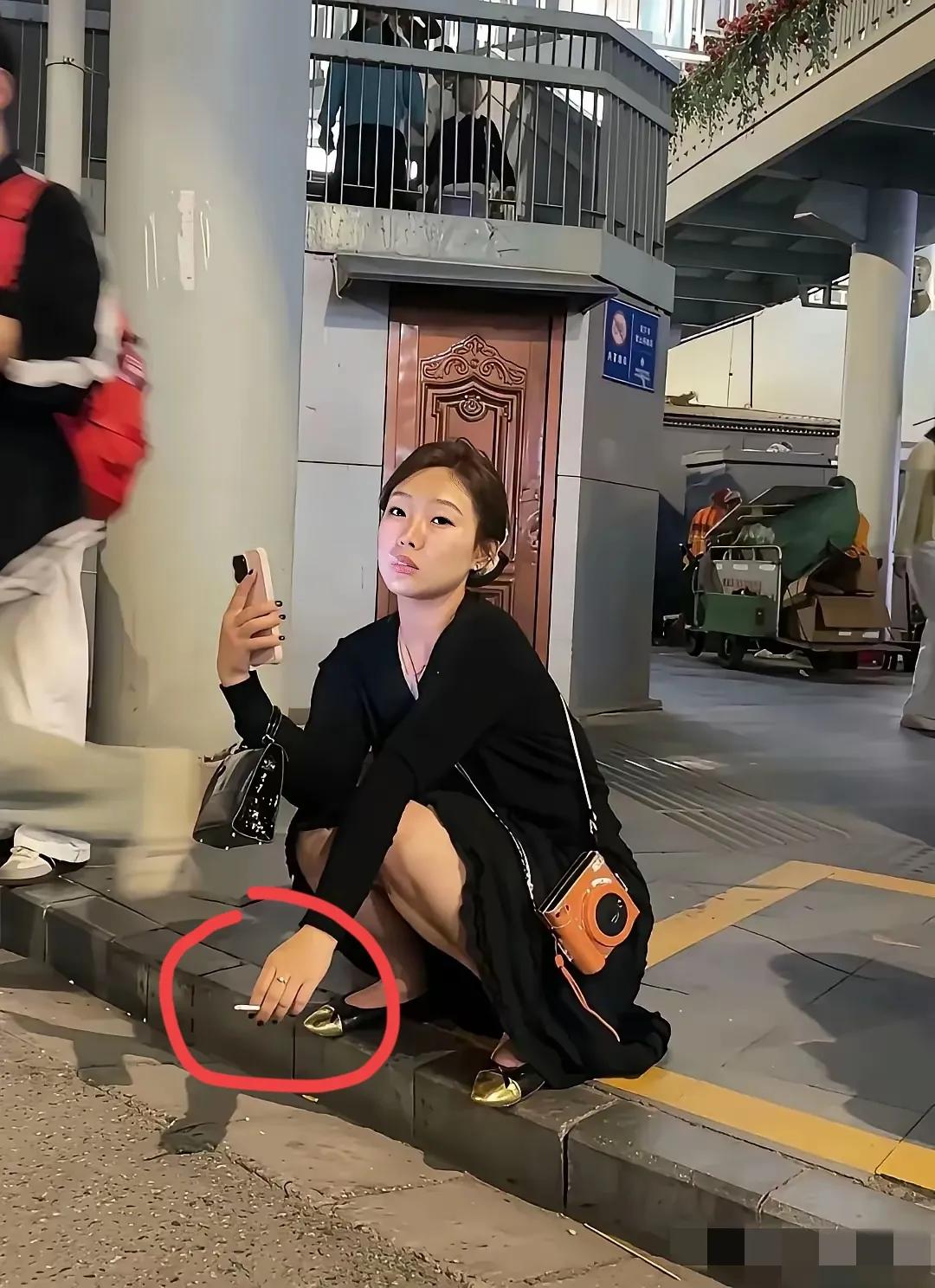 为啥现在这样的女孩随处可见了，难道这是一种潮流了吗？[what]