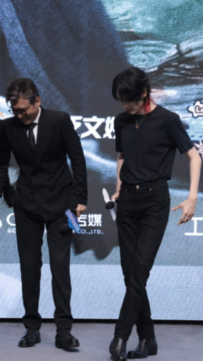 第一次对汪铎腿长有了实感 凡人修仙传追剧团现场直接开“腿精”秀吧！之前只在屏幕上