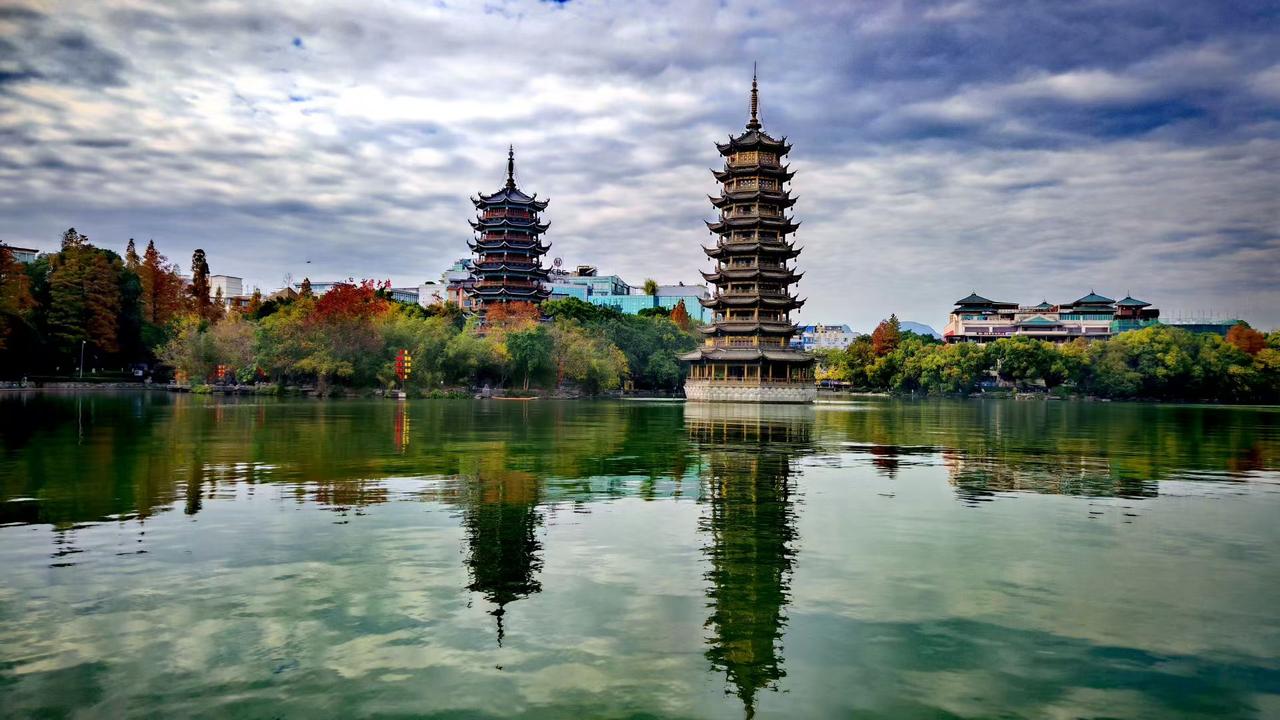 ✨湖水接住古塔的倒影，像盛住了岁月酿的酒，秋树把色彩泼向岸边，天地在此刻，静成了