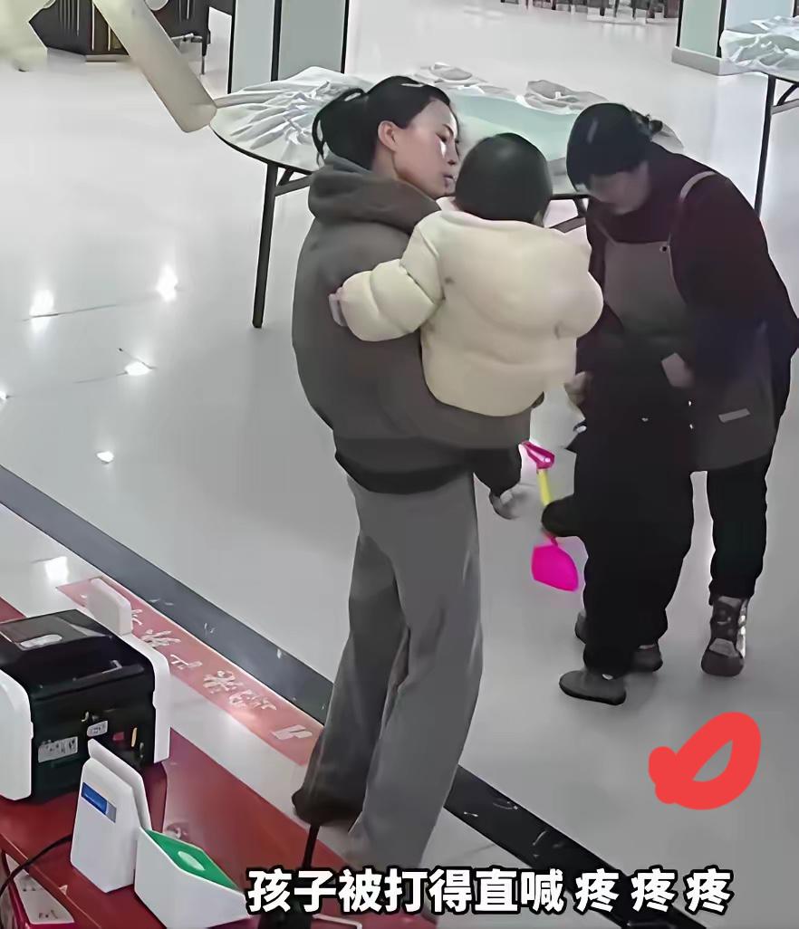 这次我真不站2岁女童那边，我直接站在打人那女的脸上！真的太气人了。

就因为孩子