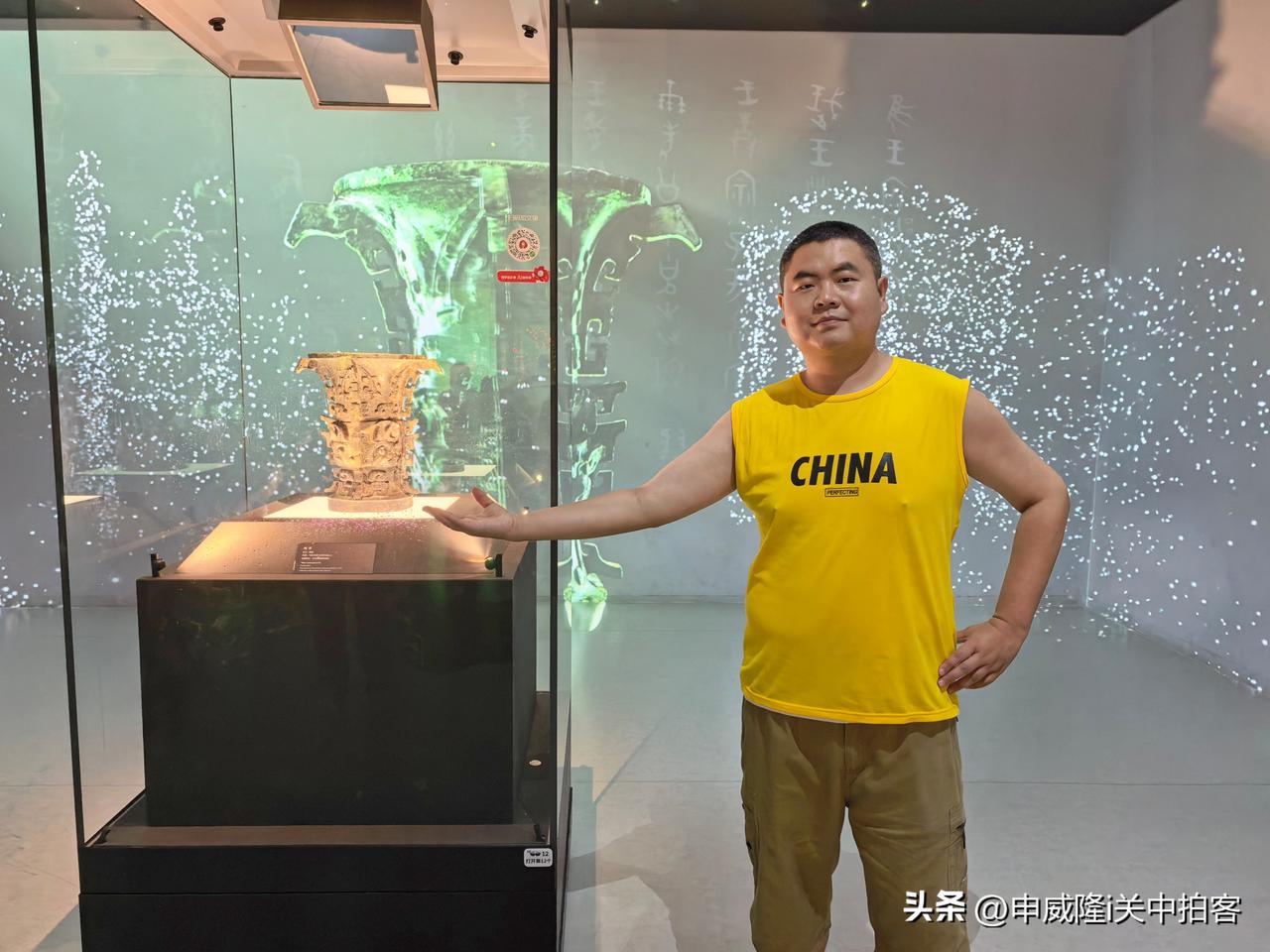 在宝鸡青铜器博物院，通过何尊上方的镜子，第一次看到器物内底部的铭文。最早的“中国