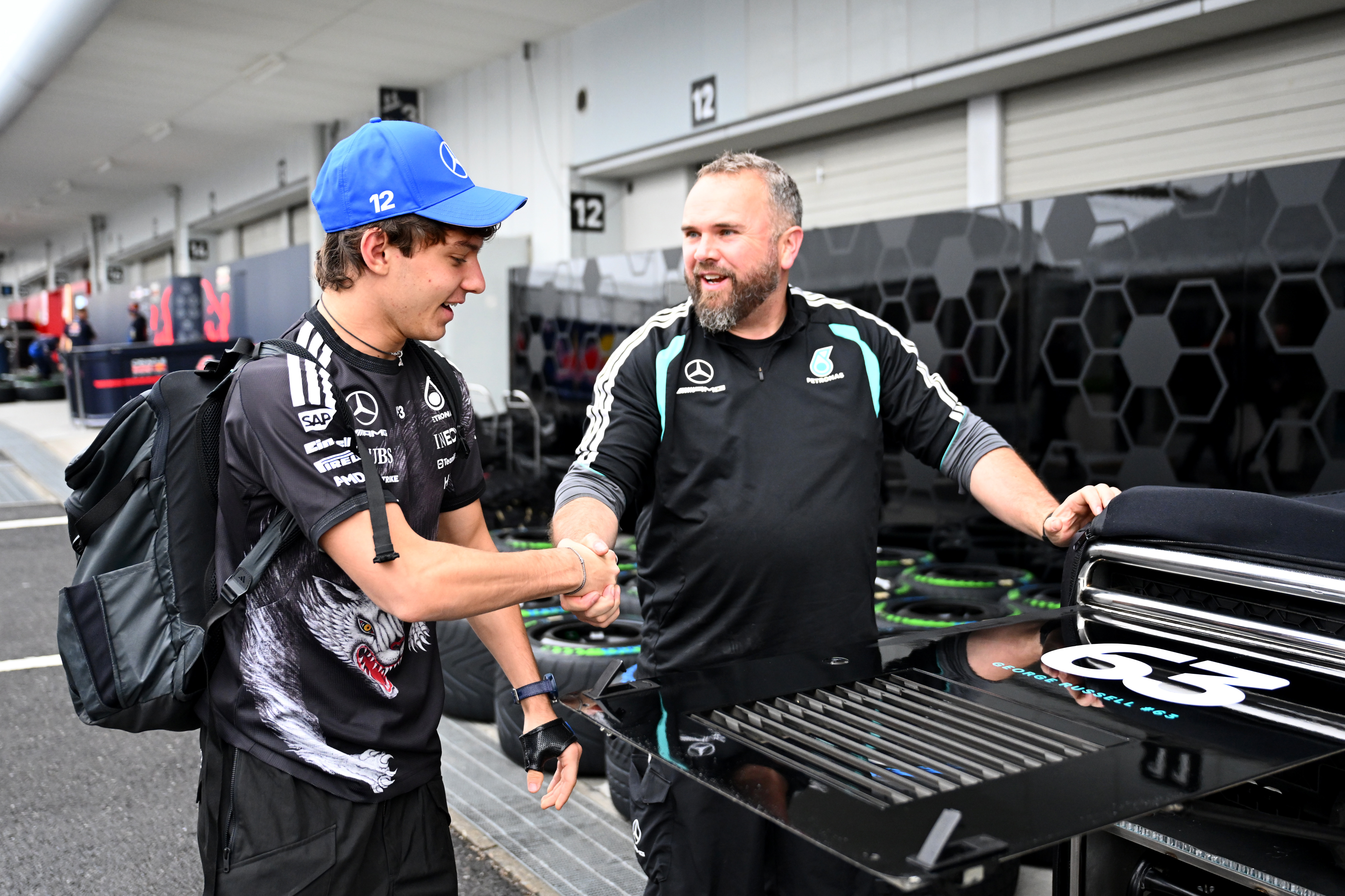 安东内利的手腕上依然带着护具，这是澳大利亚大奖赛三练中撞车留下的影响。安东内利回