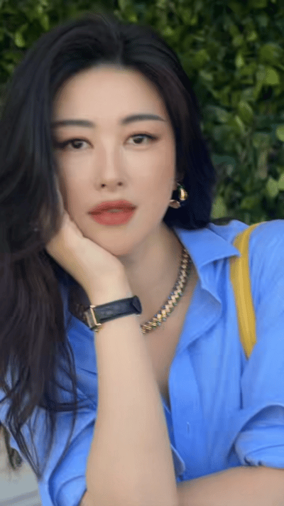 王亚飞给朱珠化的度假妆 清透又明艳的妆面太绝了，不费力的优雅感直接戳中我，朱珠的