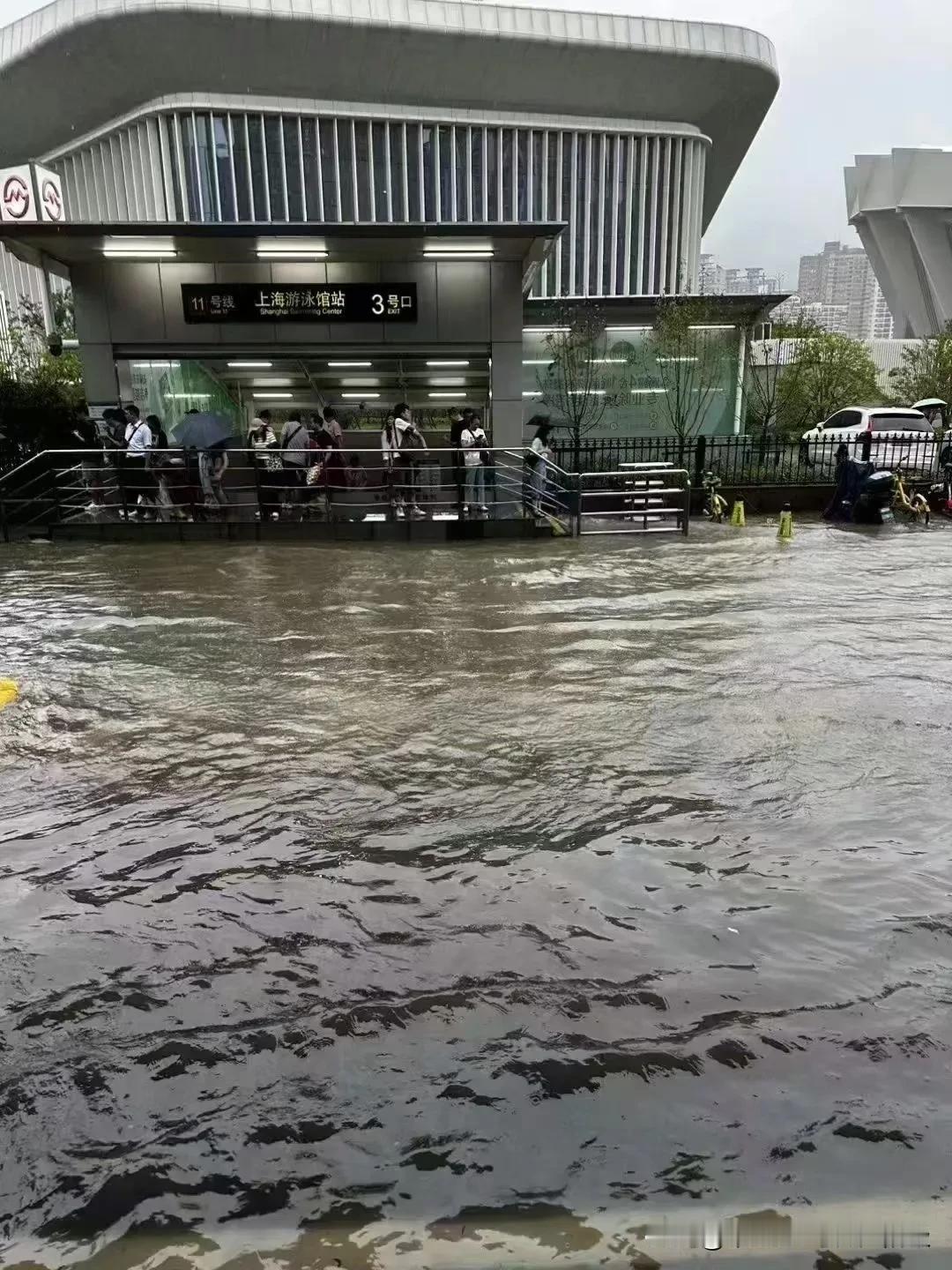 今天上海，是这样的，朋友圈上海游泳馆地铁站，后附视频。