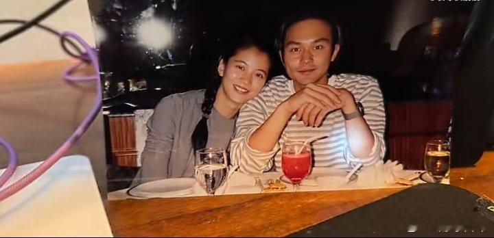 袁咏仪庆祝和张智霖银婚“一屋两人，三餐四季，二十五年”…神仙爱情真实写照！在速食