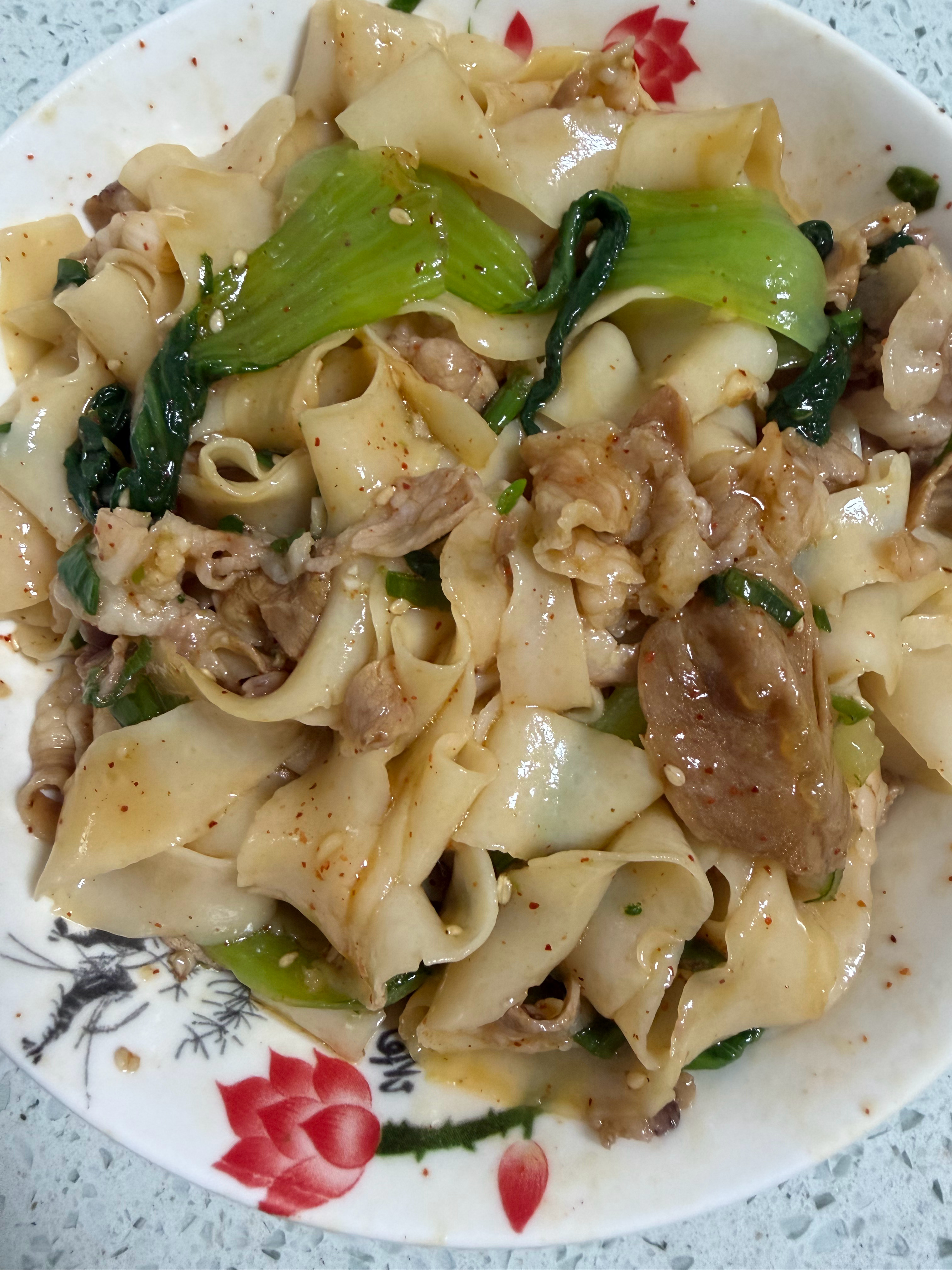 配料超足的一碗油泼面，真香啊！ 