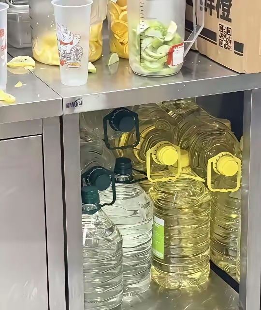 蜜雪冰城为什么会用到油啊今天等奶茶的时候看到的不知道是不是油 很好奇啊啊啊 有没