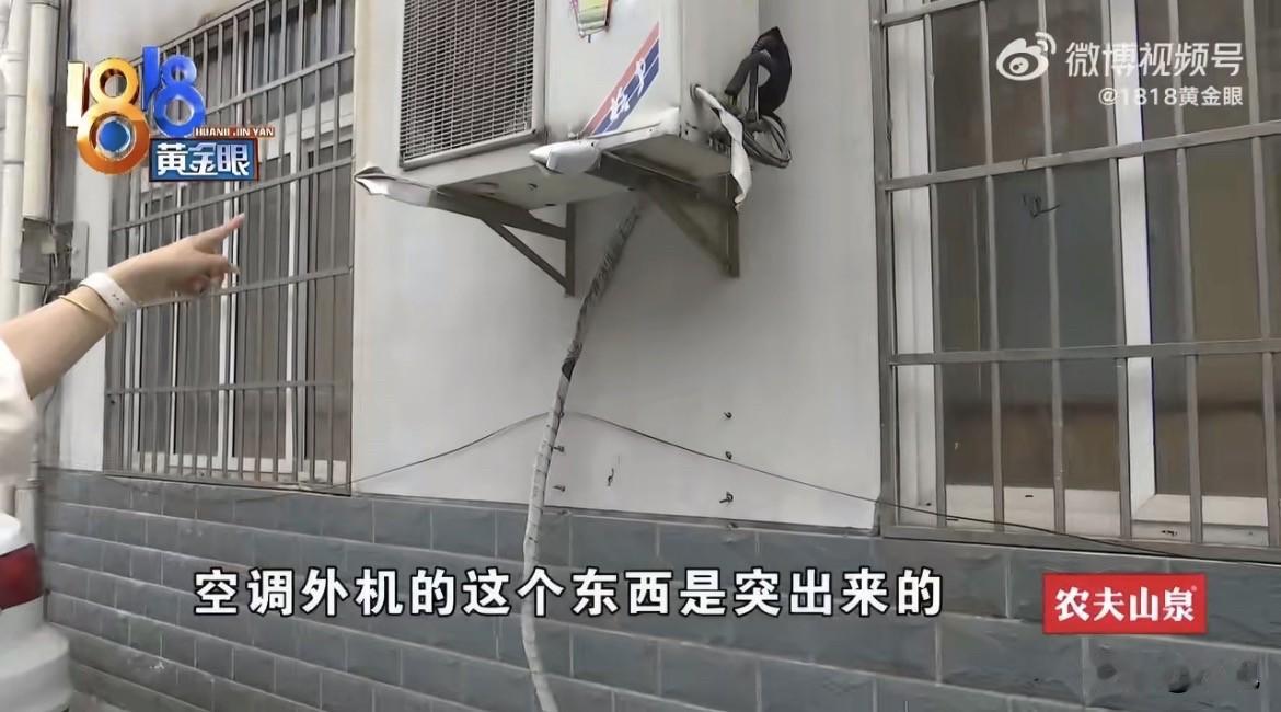 嘉兴一个停车场，一辆小鹏P7倒车，后备箱被空调外机的铁架子戳了个洞。五厘米宽的口