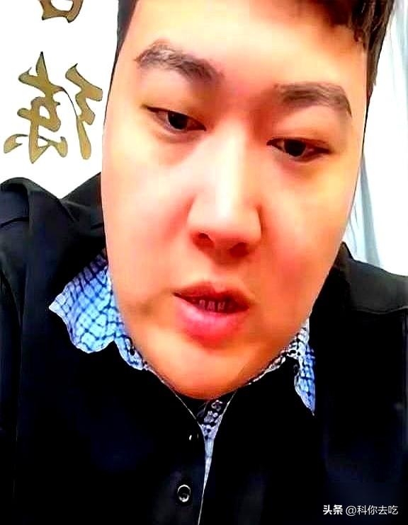 自己还禁赛的颜丙涛，一开直播，就把刚拿世锦赛冠军的赵心童捧上了天。
嘴上点评着