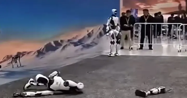 宇树H2-X人形机器人侧空翻表演时腿部脱落，官方暂未回应