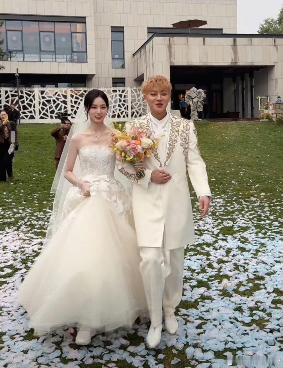 徐艺洋500克拉玻璃戒首先祝福新人，但黄子韬黄毛就不能染个黑发吗，新娘的头发也随