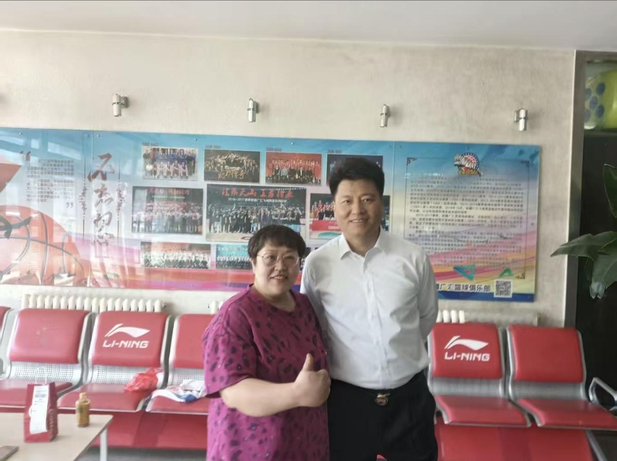 库尔勒夏季联赛，新疆男篮能拿第几名。今日新疆男篮资深球迷，焉耆胖琴琴姐晒新疆球迷
