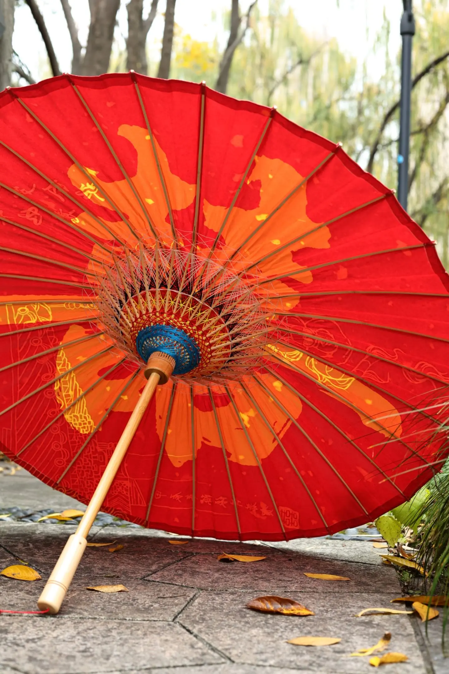 抬头见喜·油纸伞。中秋国庆结婚黄金时间段，婚伞要提前准备起来啦，大红色...