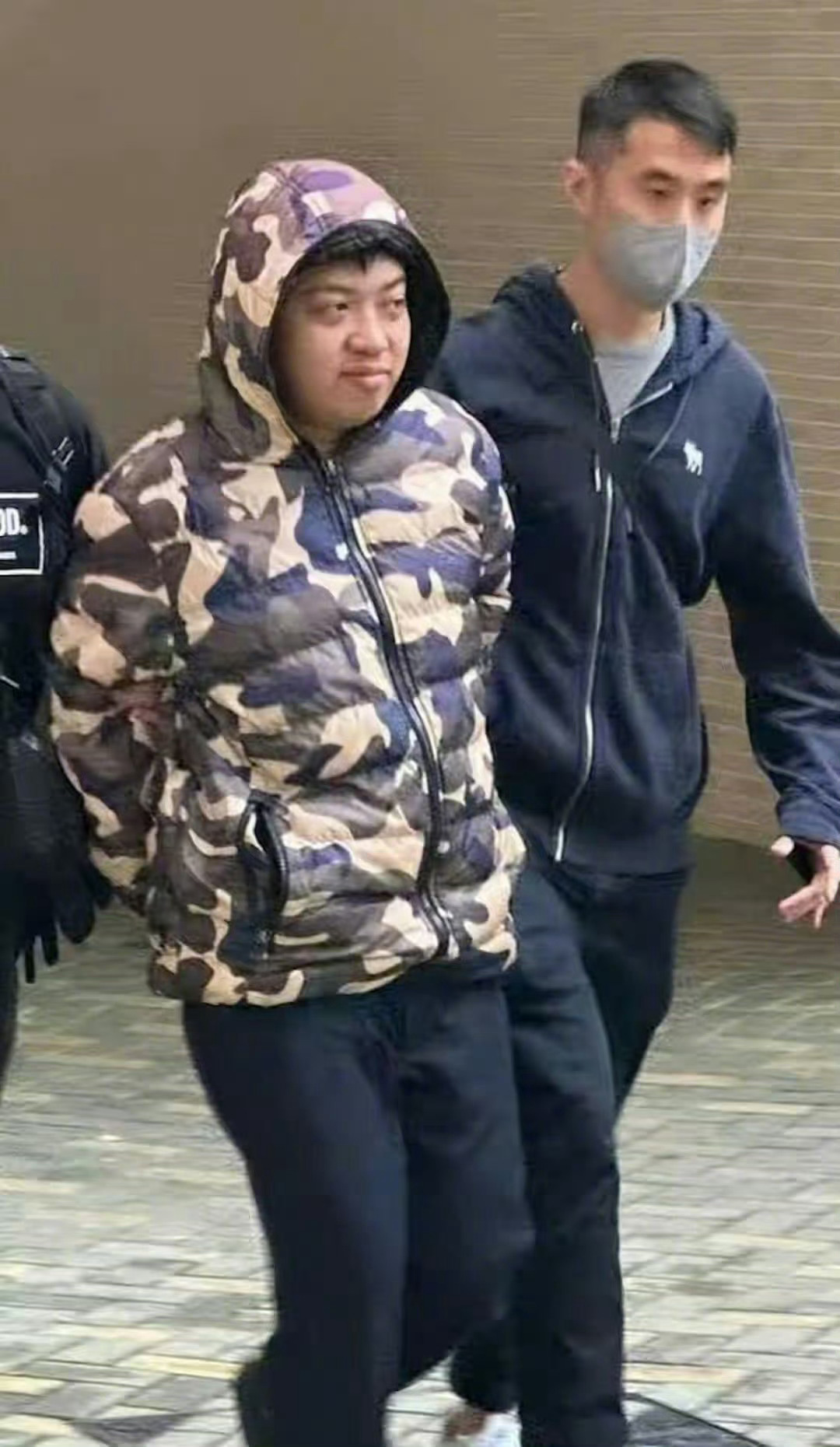 男子称香港火灾死伤者罪有应得被拘。 