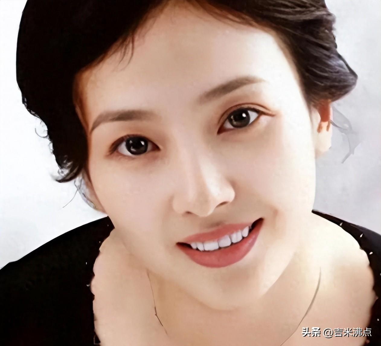 66岁挽着女儿逛冰街，路人喊她姐姐，没人问她跳过多少支楚舞。
刘晓莉不是“刘亦菲