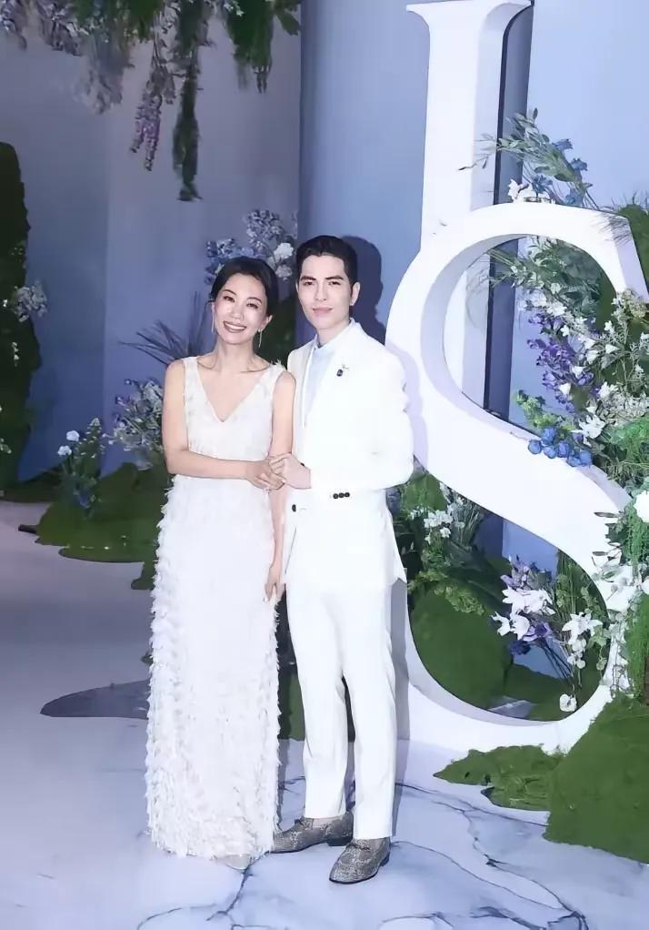 谁会相信图中新娘竟然有 51 岁了？

萧敬腾娶的那位新娘林有慧，据说已经年满 