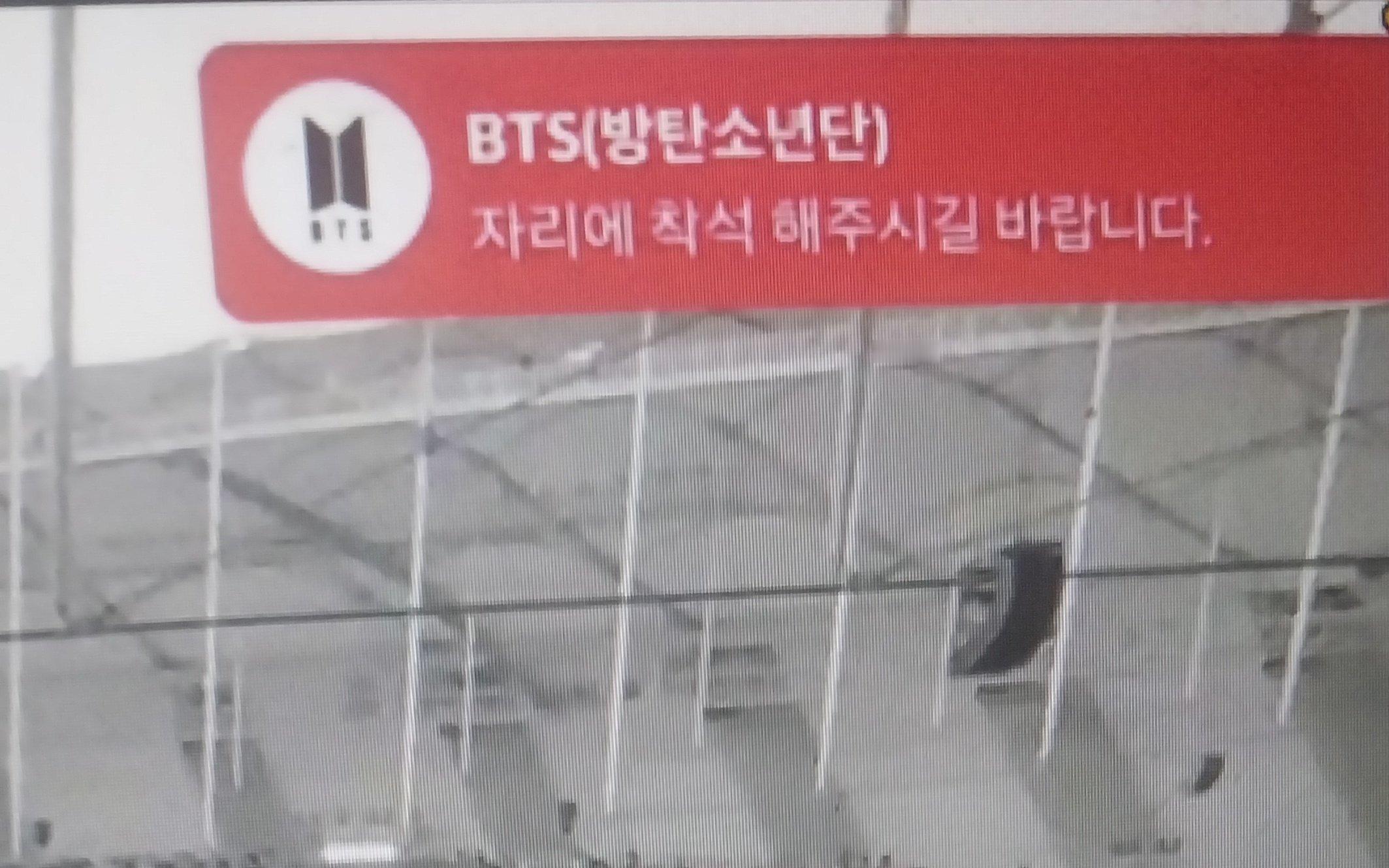 在直播间聊天框里的BTSBTS：请各位入座 😂🤣 