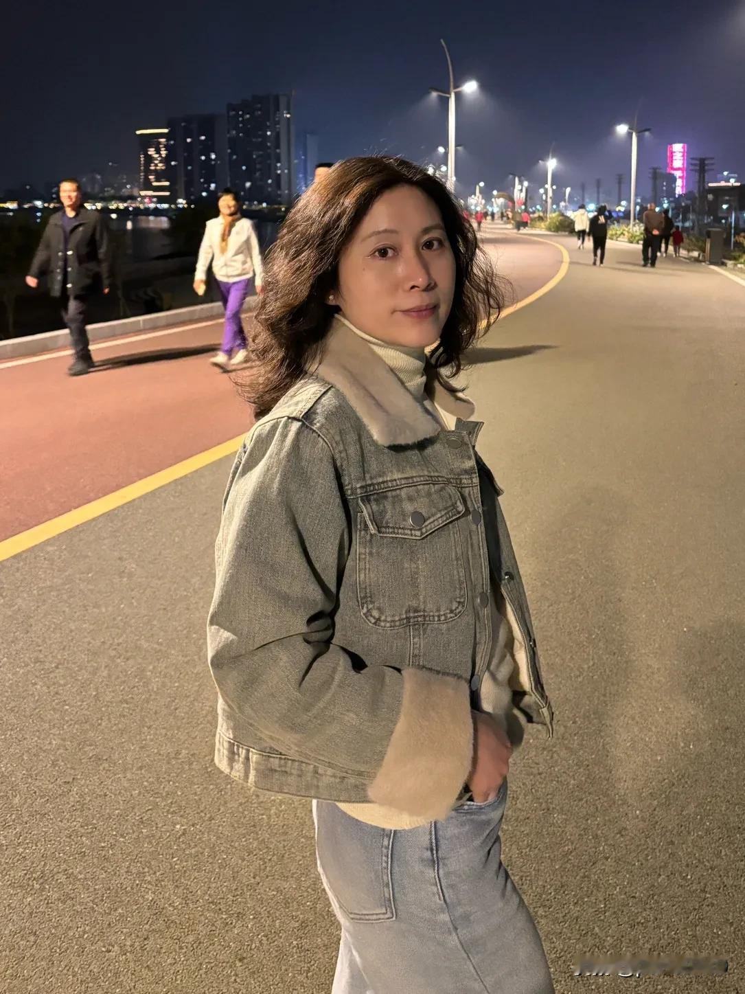 中年是年龄，少女是心态，
     希望在烟熏火燎的生活中，
     依旧眼里