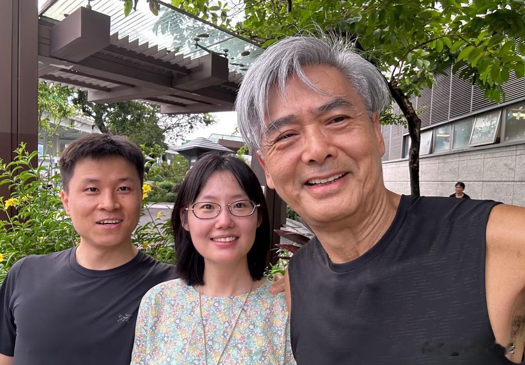 71岁周润发在香港维多利亚港跑步被偶遇，他整个人看起来状态超好，身姿挺拔，即使皮