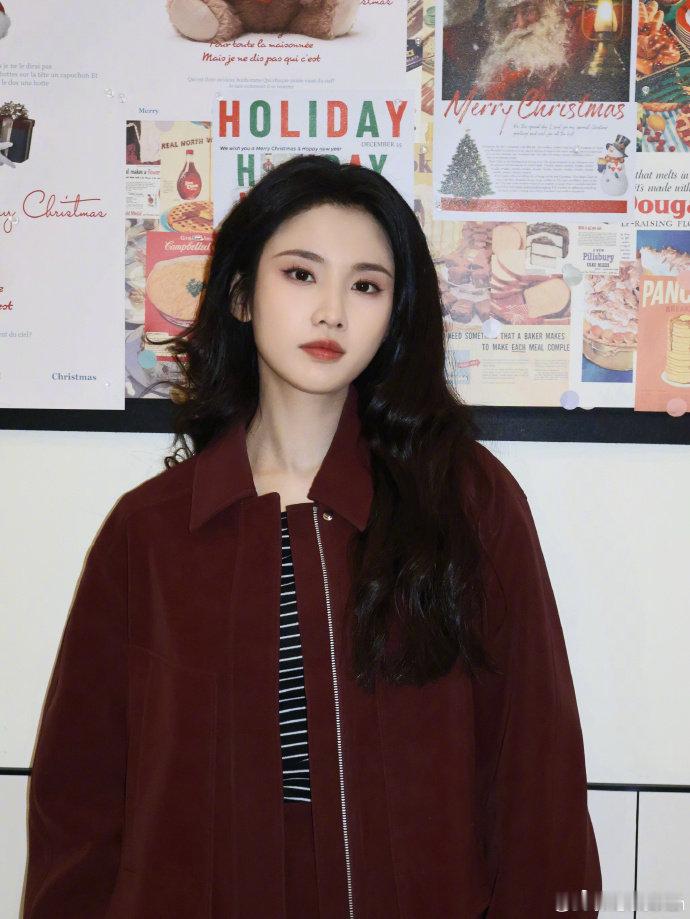 张慧雯同学说她平常不怎么爱说话 同学眼里的张慧雯安静话少，一到浪姐舞台就自信放光