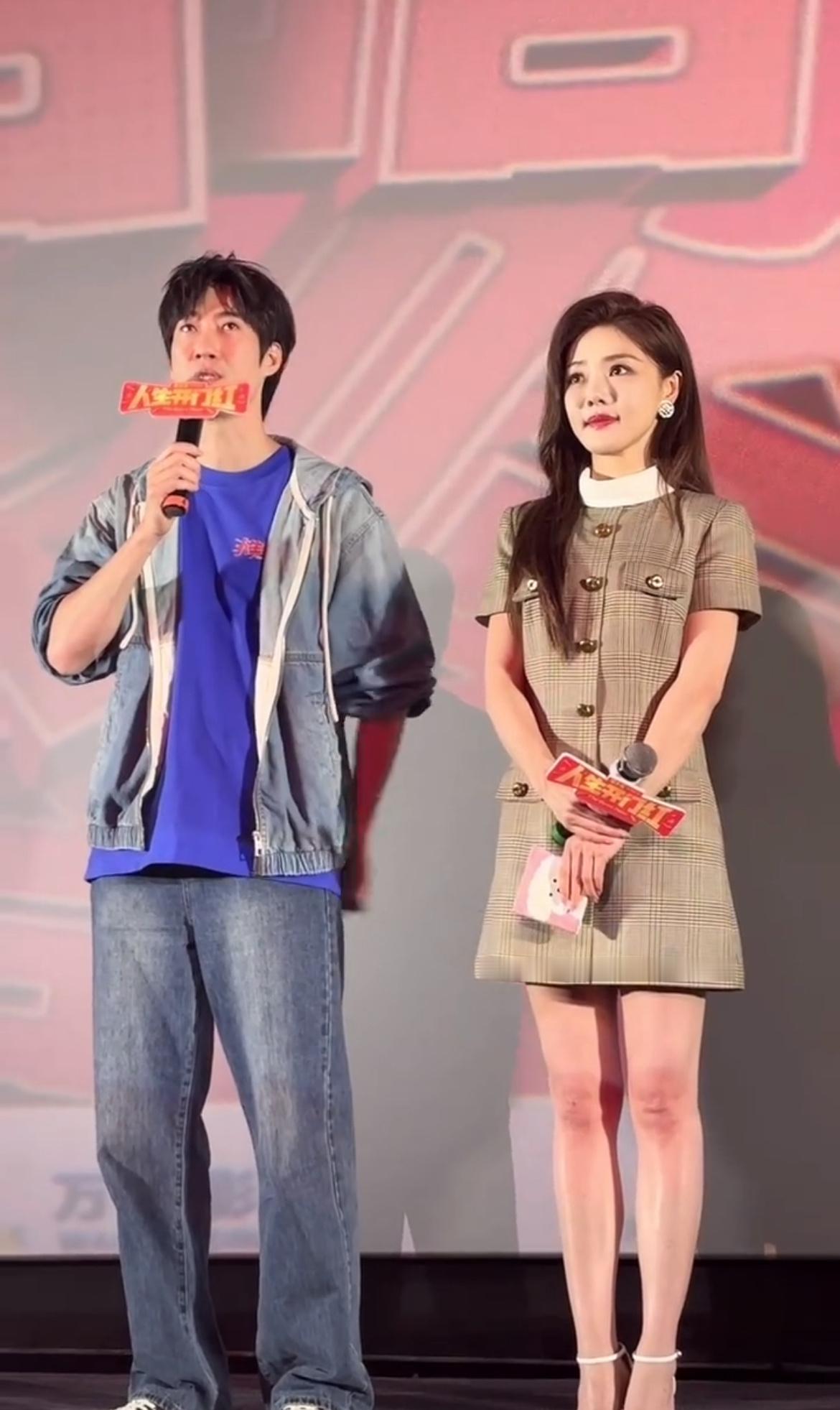 电影《人生开门红》中，常远饰演的草根“烤肠哥”周大江与邓家佳饰演的顶流网红小海茉