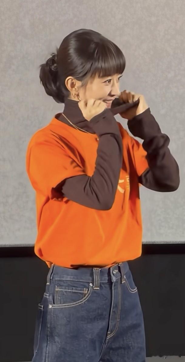 赵丽颖给新剧宣传跳舞火了！
但不是因为赵丽颖跳的多么专业，
而是她的小动作太可爱