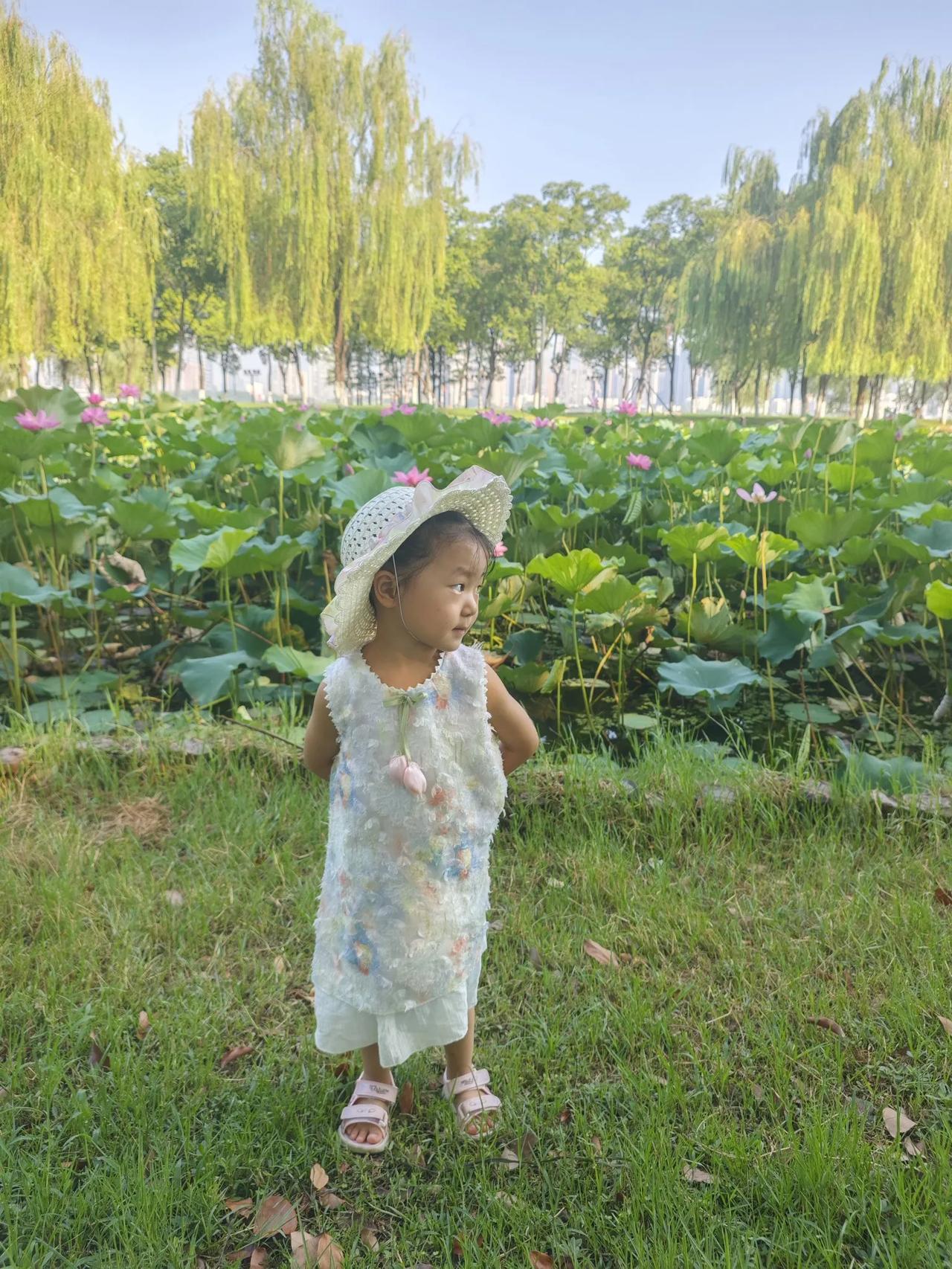 在国际科技竞争里，美国对中国高科技领域制裁不断，像半导体、人工智能等关键行业都被