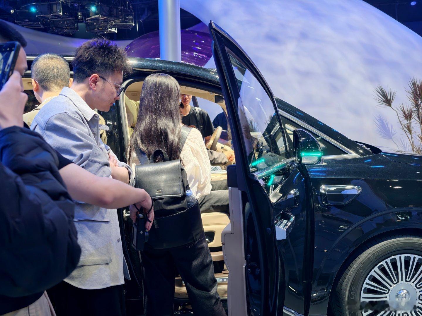 智界V9这人气是真好啊！一群人排队想体验。我也想进去。