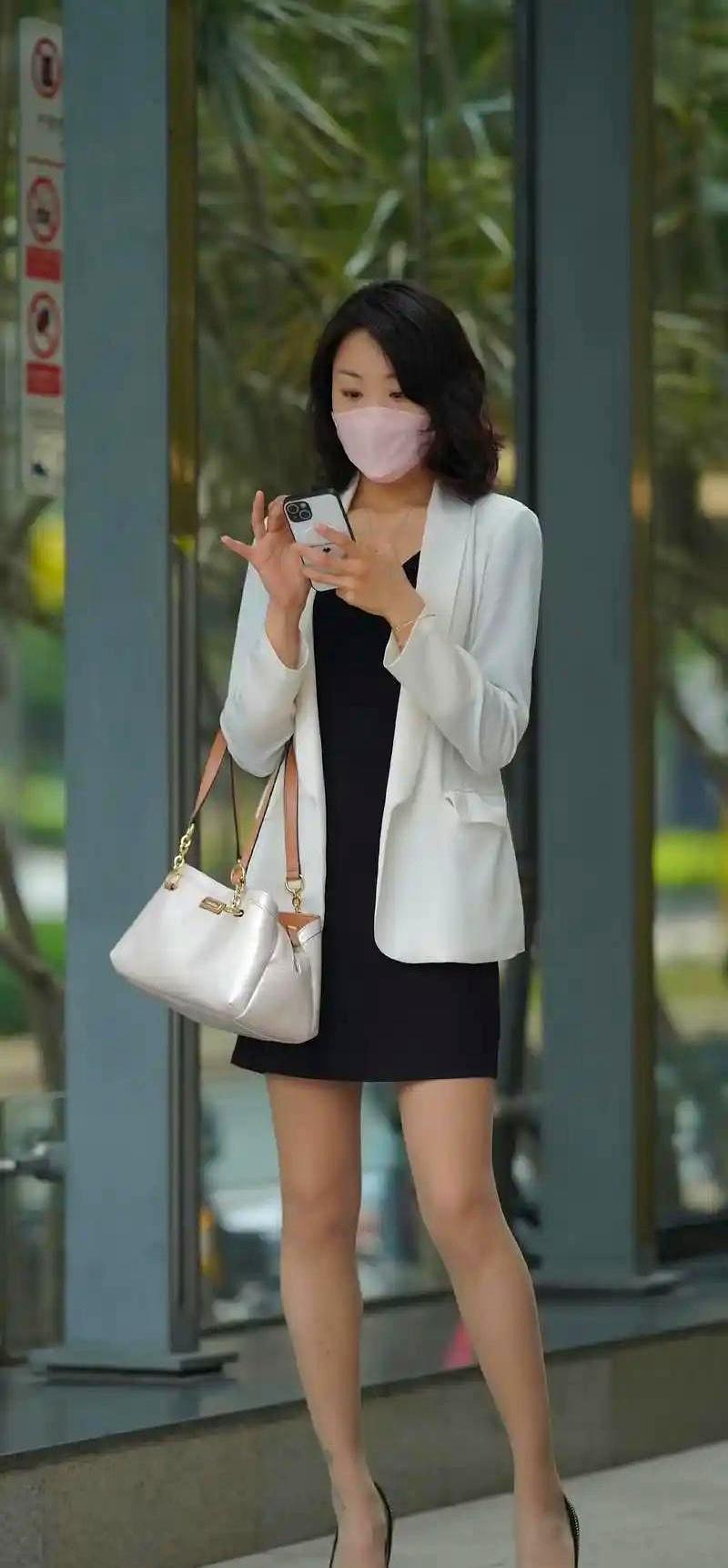 白色西装掐腰一收，腰线立刻卡得死死的，谁穿谁有腰。
 
下面一条黑短裙，简单到不