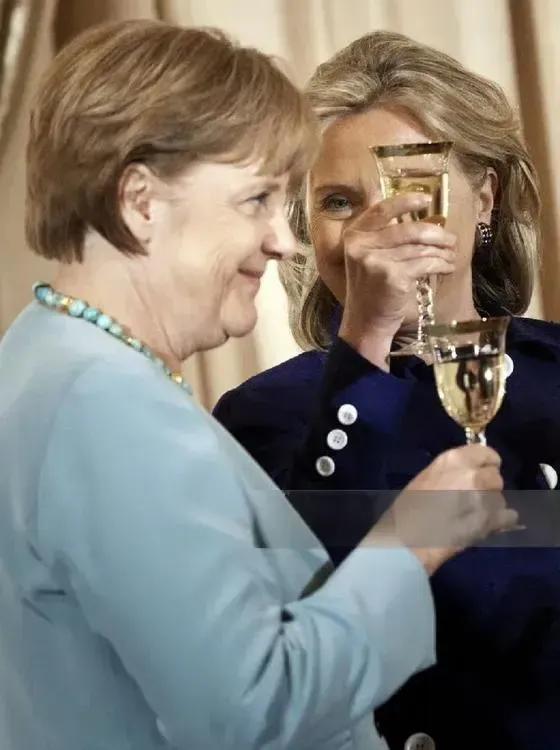 三个女人一台戏。
两个女人酒逢知己千杯少。
希拉里和默克尔，一个眼神犀利，给人疏