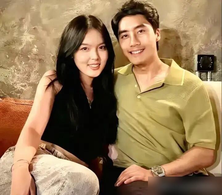 法图麦公开恋情的热度，这会儿已经淡得差不多了。
当初从最丑星二代争议里走出来，