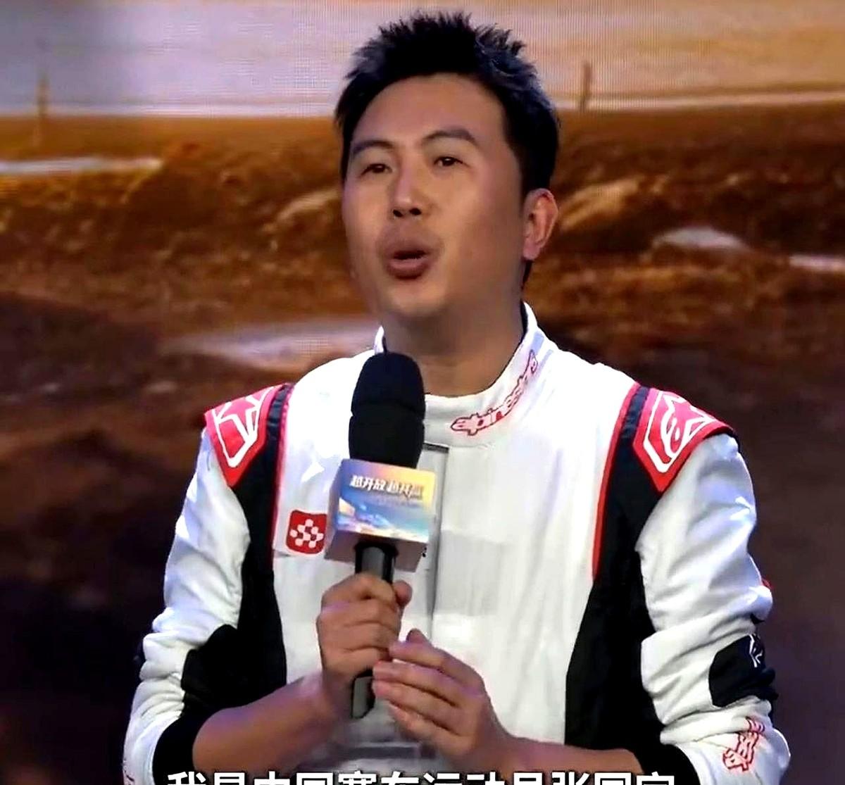 央视节目上，一个老前辈低下了头。

主持人张国宇介绍他时，只用了一句“这是张雪的