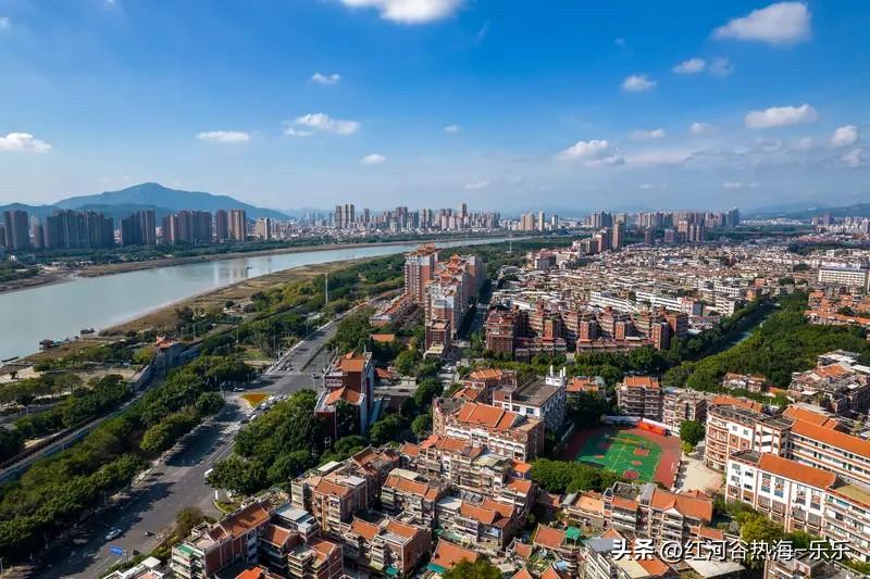 泉州楼市5年房价对比出炉了。
泉州楼市的主城区房价跌幅比下面的那些县城要大多了。