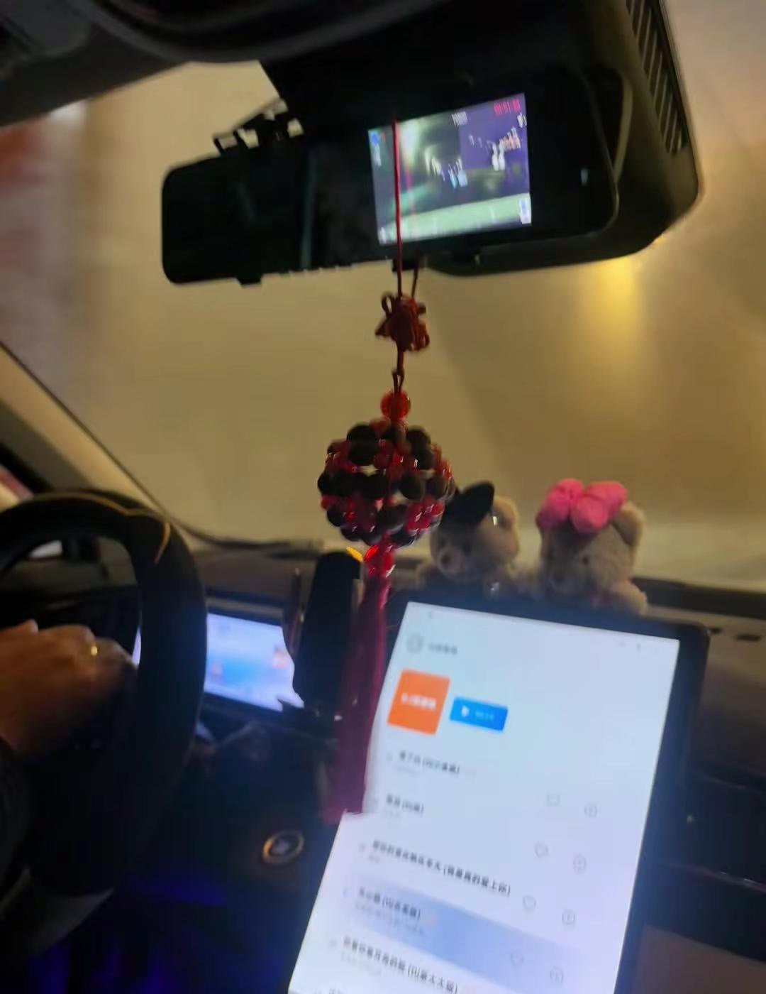 "平安 是顶级的富贵局 。别嫌日子沉闷 那不是平庸 是岁月静好”