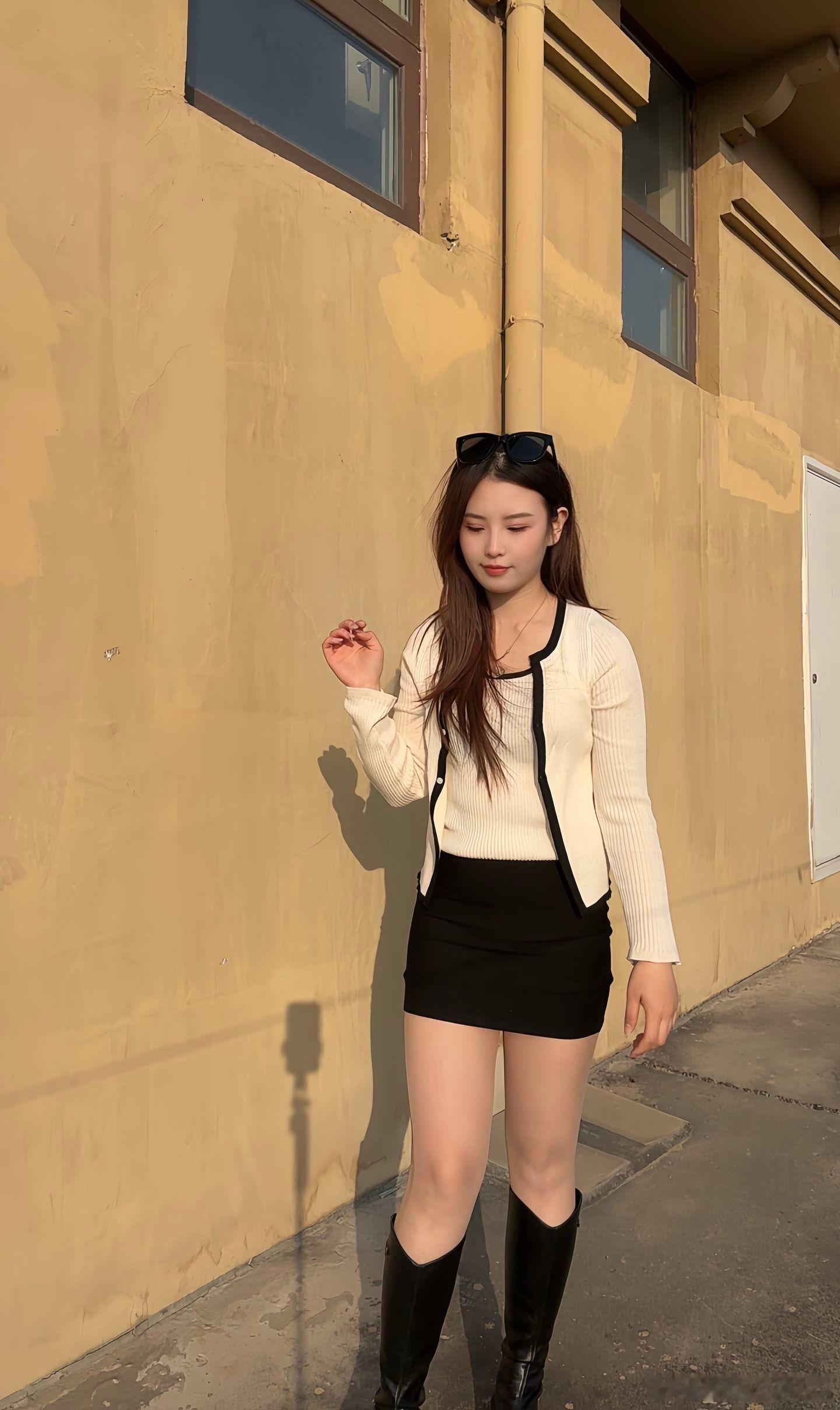 时尚穿搭 白色小开衫，配黑色短裙，长靴美女绘梦长廊邻家女孩 