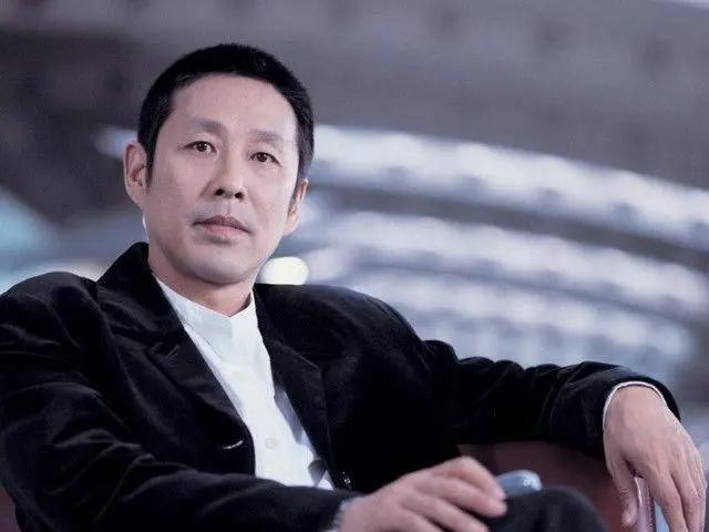 2016年，《人民的名义》筹拍，导演李路抛弃原定主演陈道明，转选了陆毅，哪料陆毅